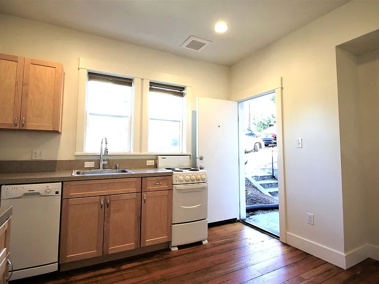 2046 Franklin Ave E — Photo 5