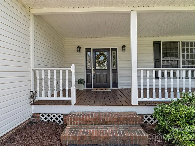 113 Caldonia Dr — Photo 3