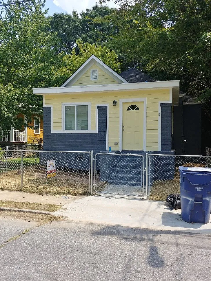 870 Coleman St SW photo 1