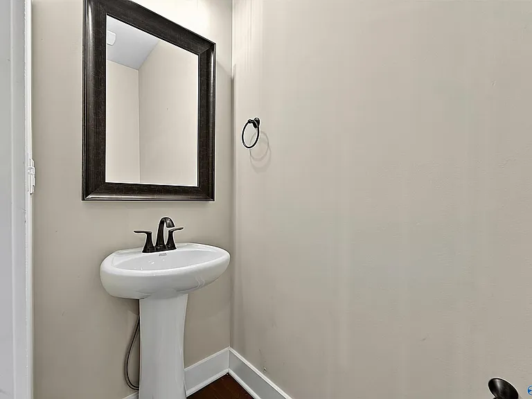 114 Hudson River Dr — Photo 13