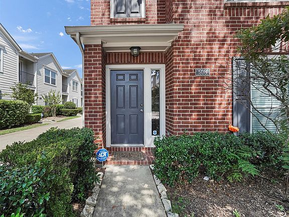 3rd image of 918 W Heights Hollow Ln