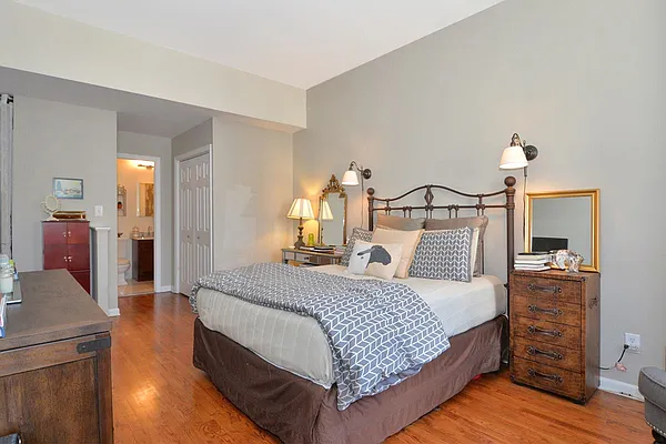 Sold by Urban Luxe | media 5