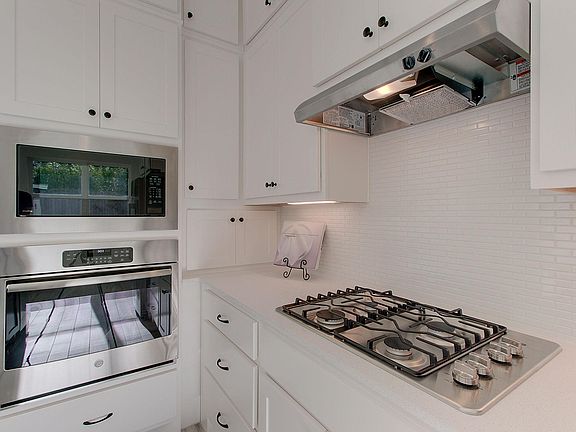 Stainless Steel Designer Appliances with natural gas cook top.