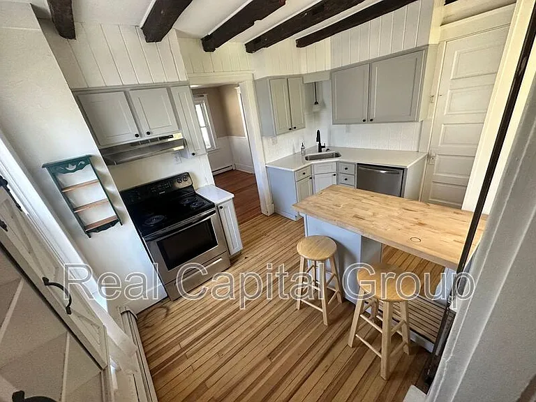 376 Kenwood Ave — Photo 2