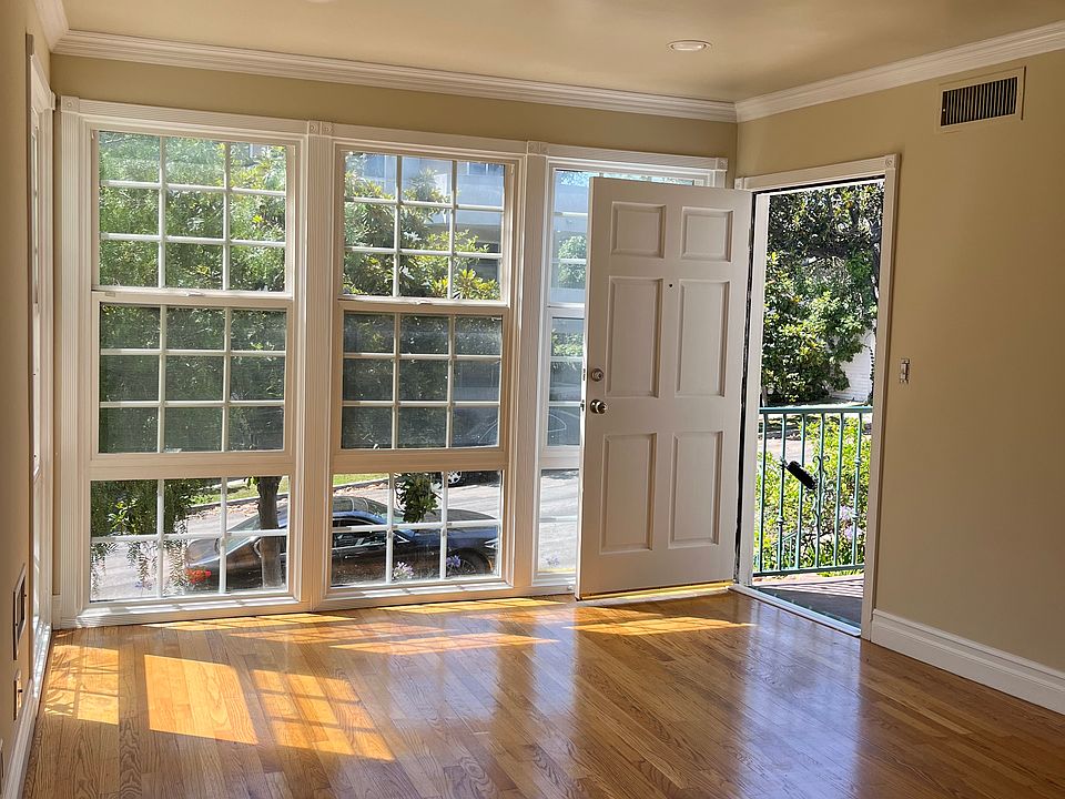 FRONT DOOR & LIVING ROOM