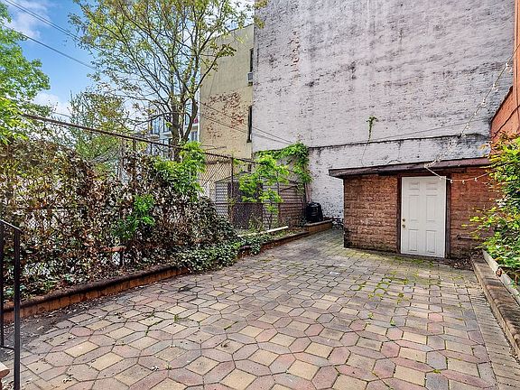 4th image of 218 Hawthorne St