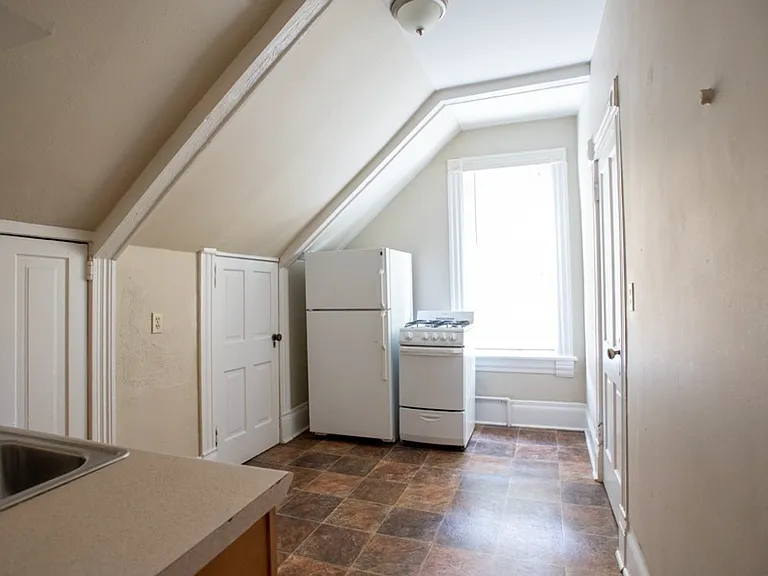 $1395 2 BR, 1 BA Upper Flat in an 1800's Victorian Home - 1704 E Bradford — Photo 6