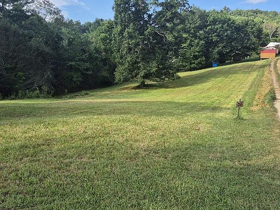 5th image of 301 Carnation Ln