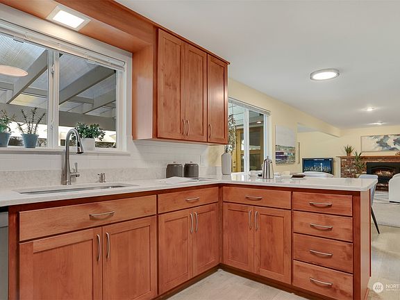 4th image of 15057 Wallingford Avenue N