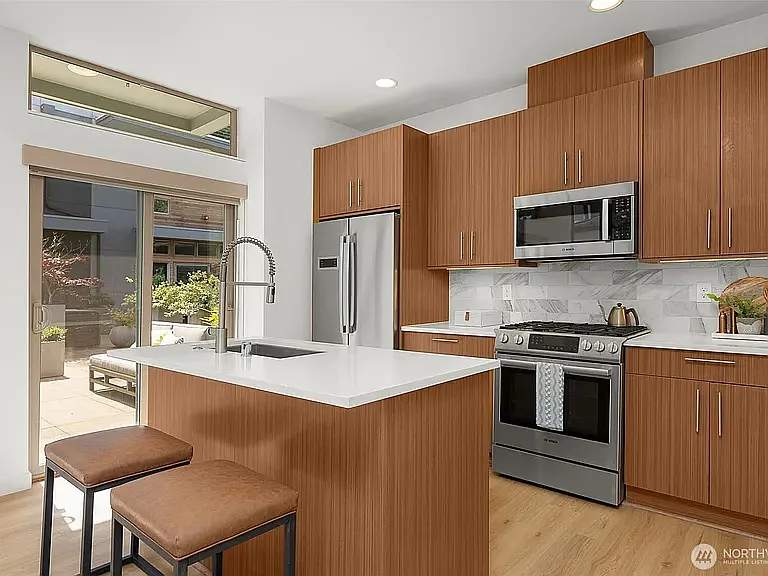 1706B Alki Ave SW — Photo 4