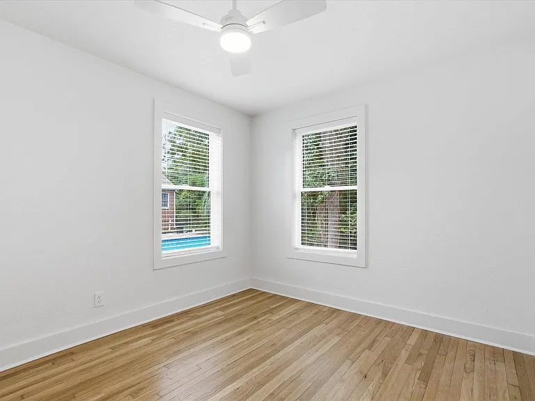 421 E Jennings St — Photo 32