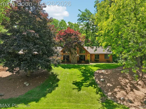 6100 Oak Valley Dr, Whitmore Lake, MI 48189