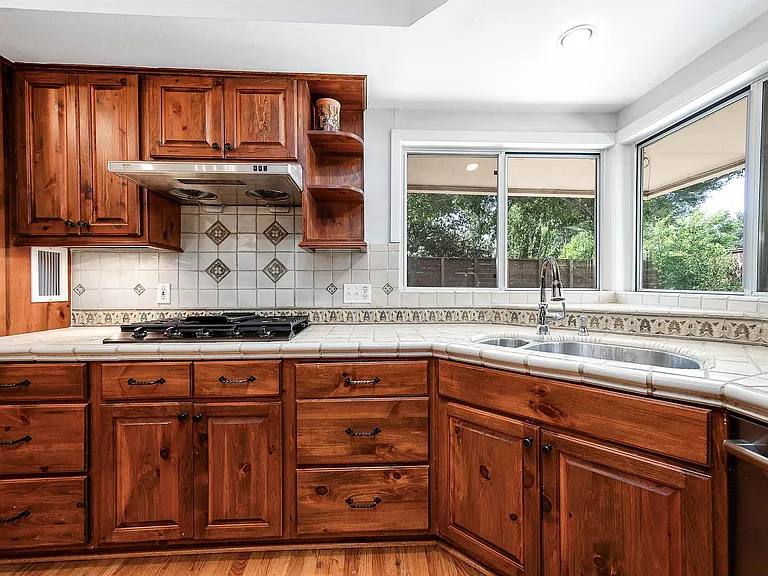 6825 Bellgreen Dr — Photo 15