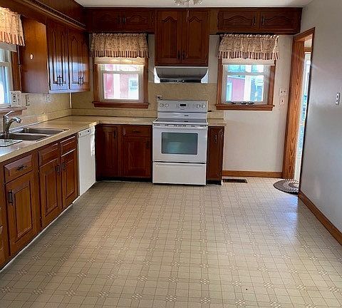5th image of 52777 Main St