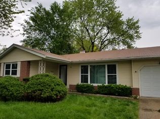 951 Elmwood Ln, Elk Grove Village, IL 60007