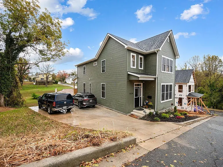 526 Essex St — Photo 2