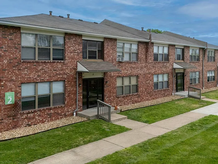 Hillside Apartments — Photo 36
