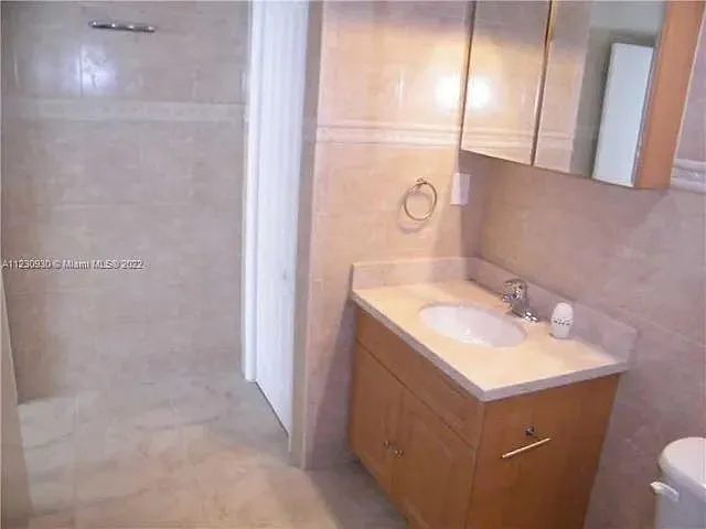 5005 Collins Ave #1422 — Photo 8