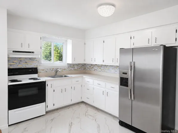 17 Fordham Rd, West Babylon, NY 11704