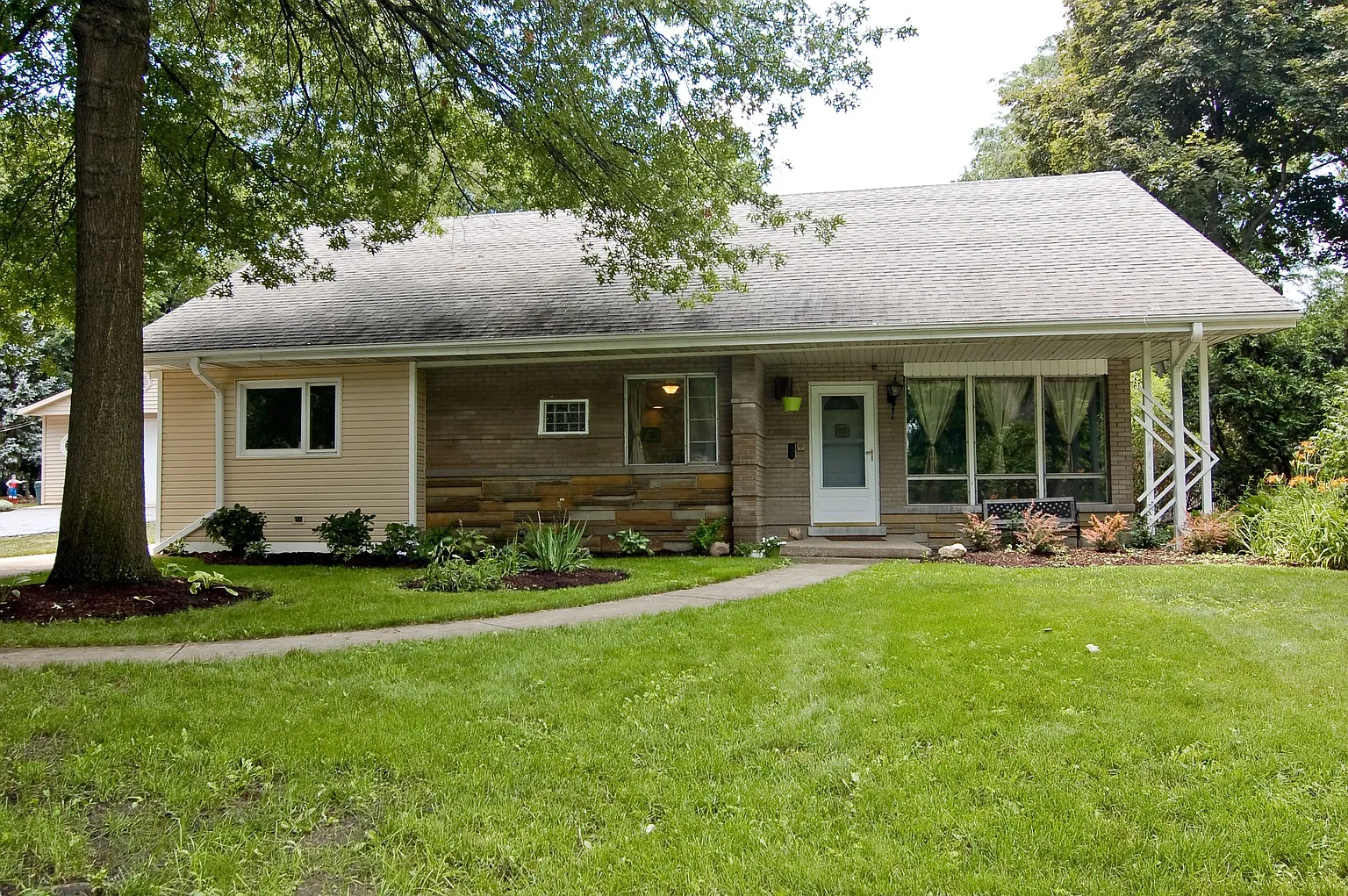 1370 S Stewart Ave photo 1