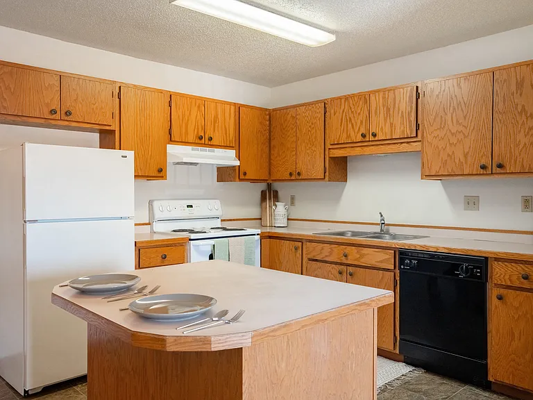 Fargo, ND Hunters Run 2 Apartments | Kitchen