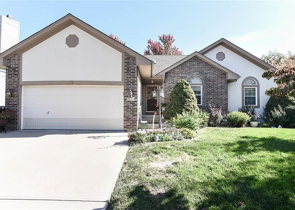 1st image of 305 SE Canterbury Ln
