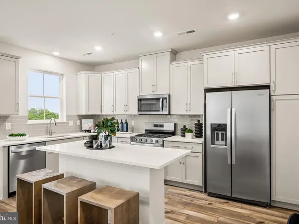 858 Graphite Dr, Phoenixville, PA 19460