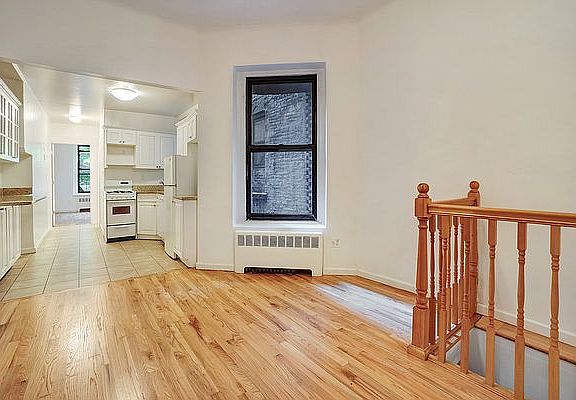 3rd image of 208 W 80th St #B