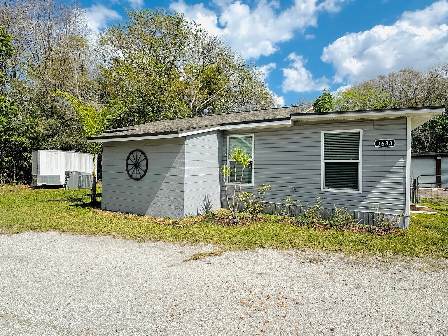 3 bed, 888 sqft, $1,850 — Photo 1