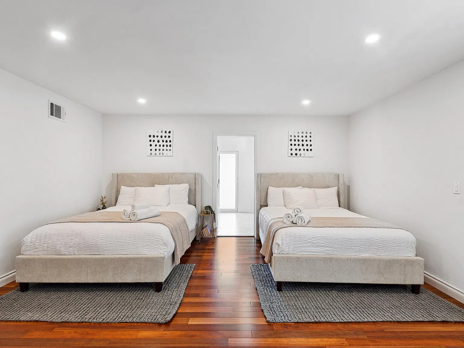 4 bed, 4.5 bath, 2800 sqft, $9,500 — Photo 3