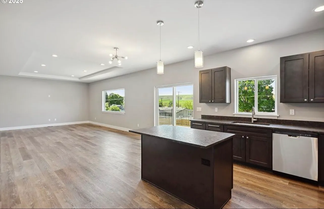 4 bed, 1960 sqft, $2,150 — Photo 3