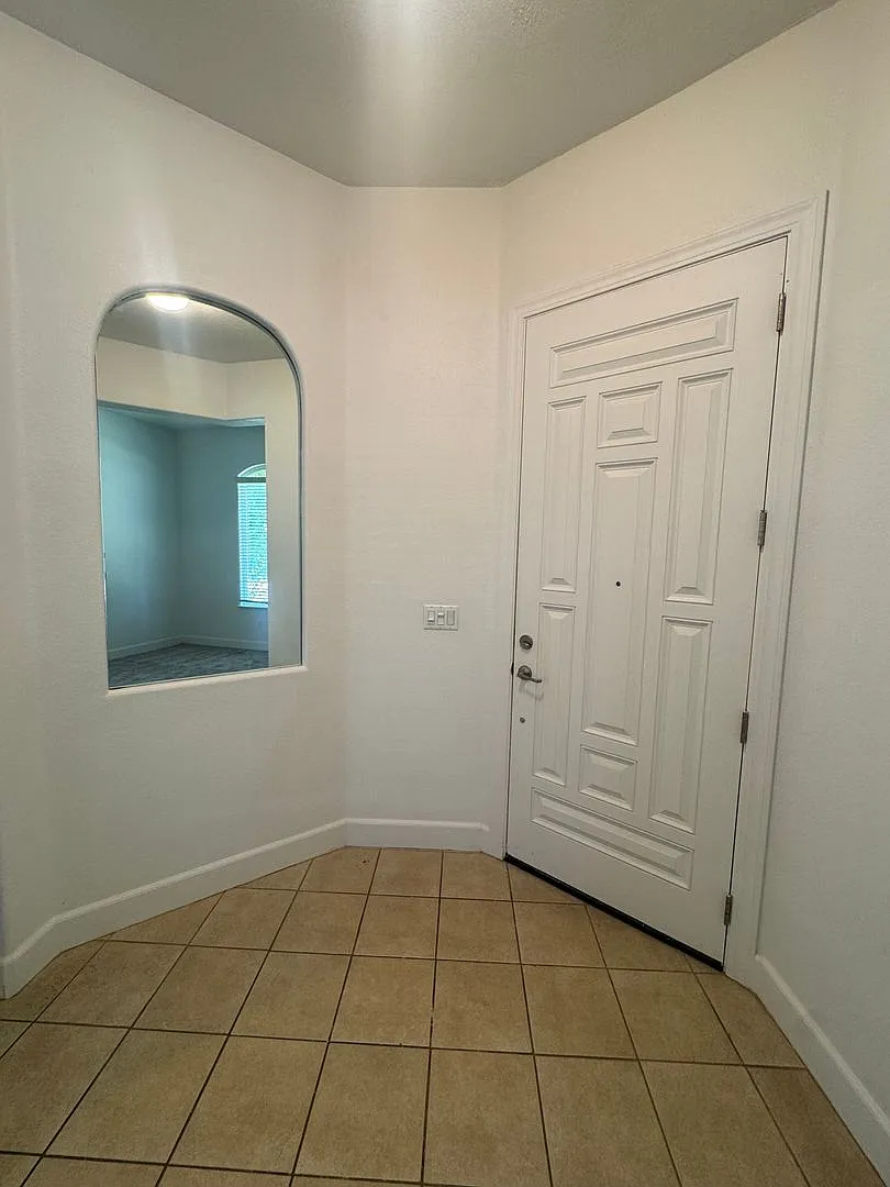 Beautiful 4 Bed/2 Bath Home In Redding — Photo 3