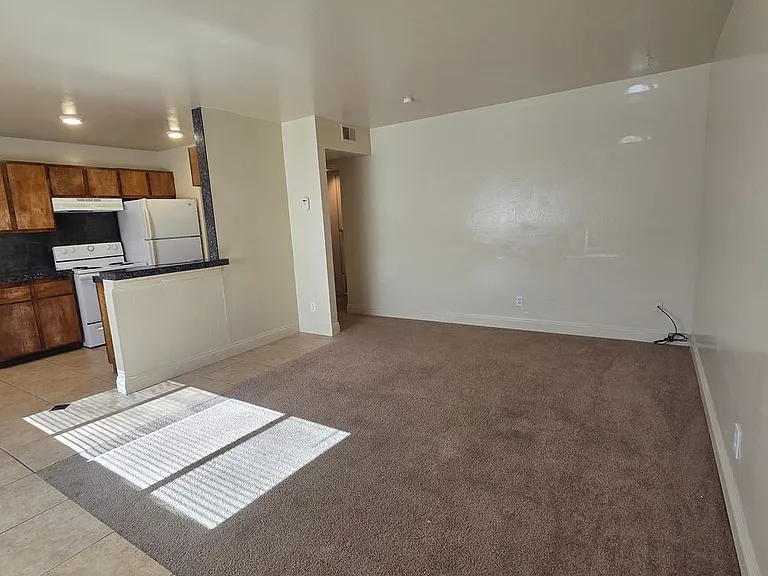 2580 E St — Photo 2