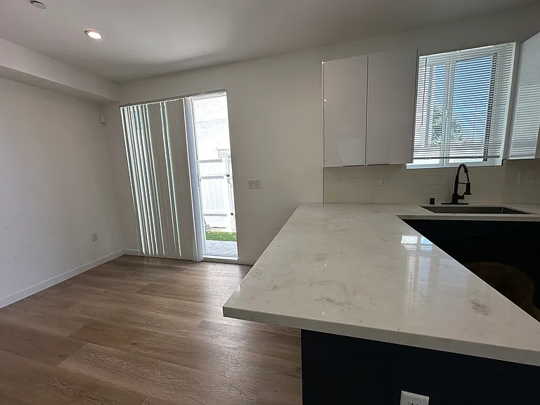 2919 S Burnside Ave #1 — Photo 46