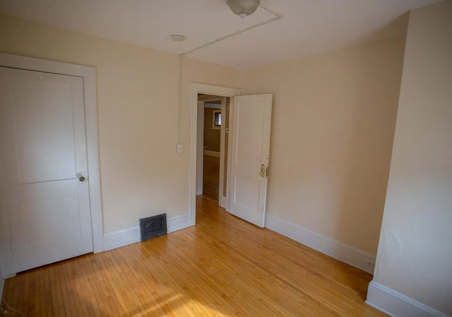 5 bed, 2500 sqft, $3,000 — Photo 4