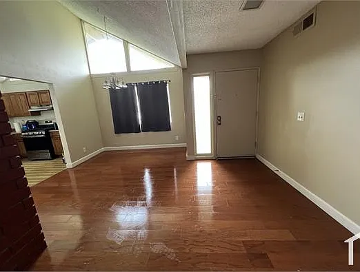 3 bed, 1390 sqft, $3,700 — Photo 3