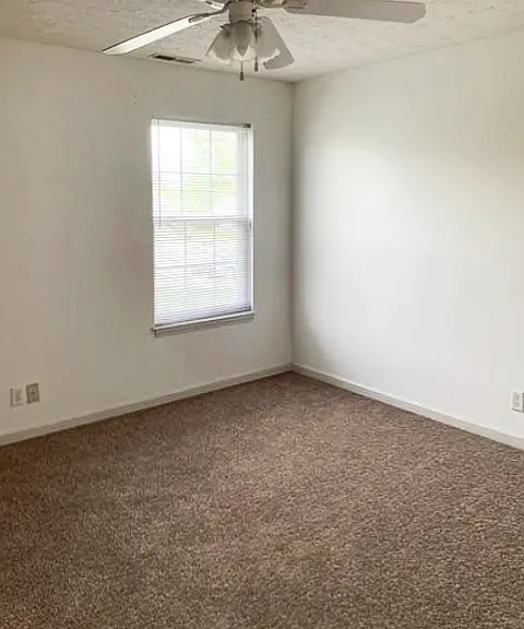 421 Fairington Ave — Photo 3