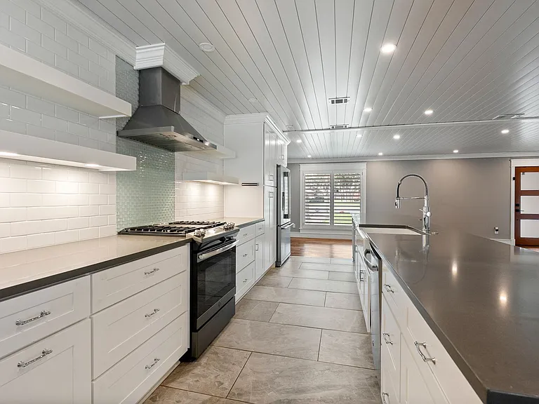 2607 N Shields Dr — Photo 3