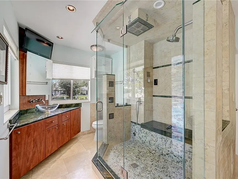 840 SW 7th St — Photo 16
