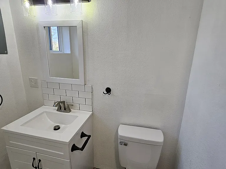 302 Windsor St #1 — Photo 9