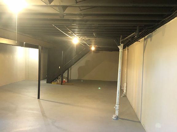 2nd image of 49210 Arlington Ct