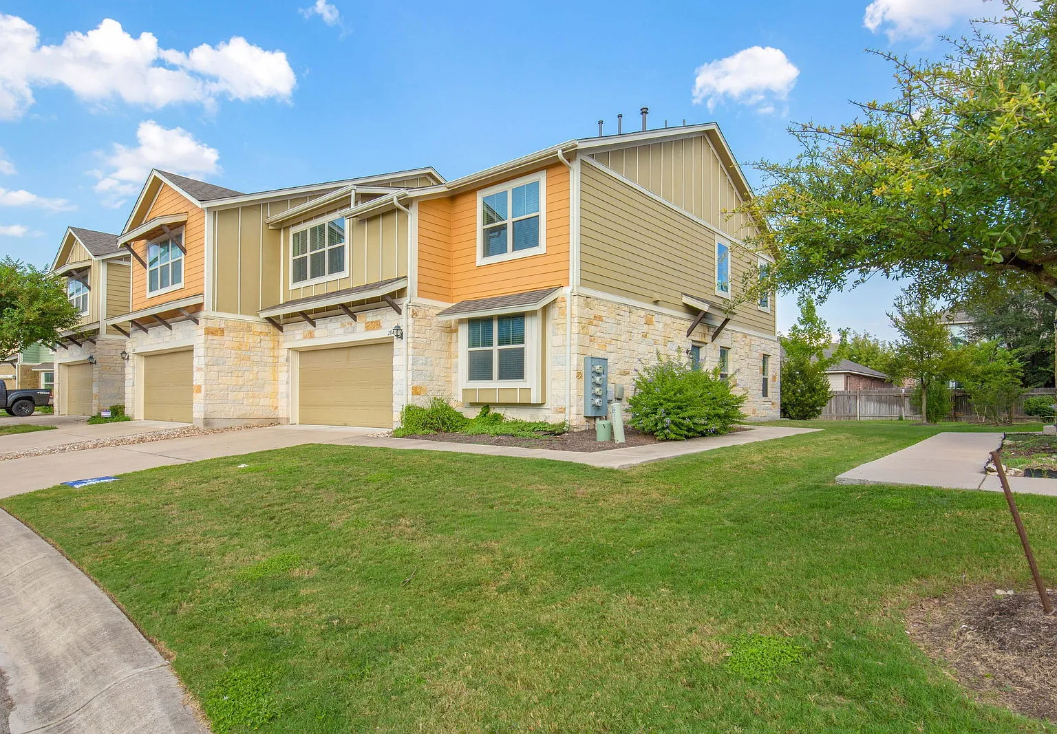 4 bed, 3.5 bath, 2170 sqft, $1,950 — Photo 2