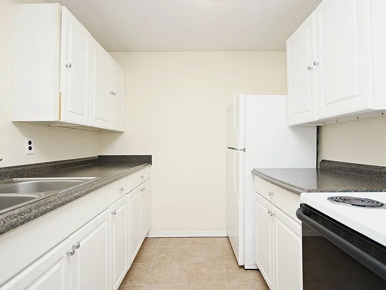 113 Stratford Ct #B — Photo 5