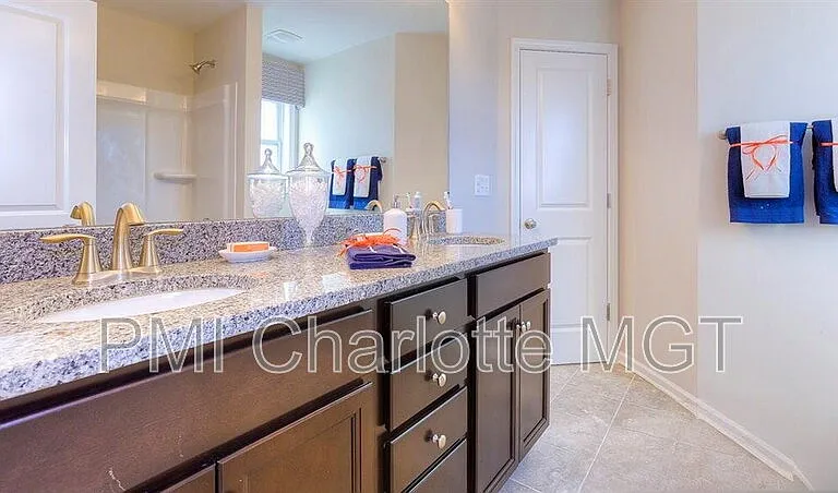 1120 Walbury Hl — Photo 27