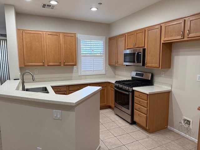 Kitchen-Microwave, dishwasher and stove