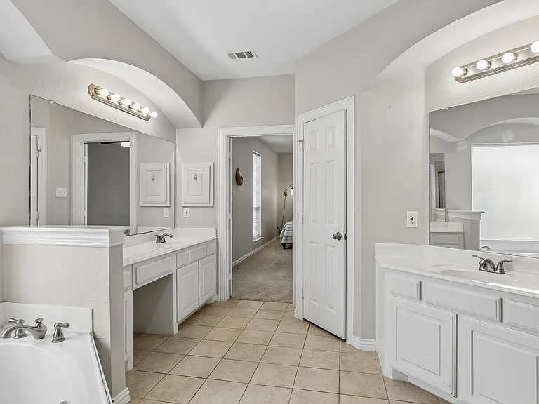 Large primary bath with doulbe sinks, garden tub and large walk in closet