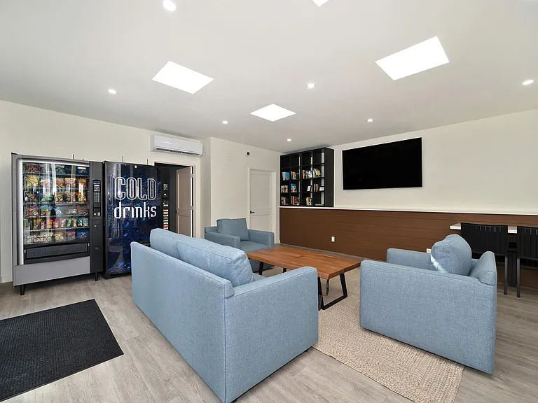 Silver Oak Apartments — Photo 18