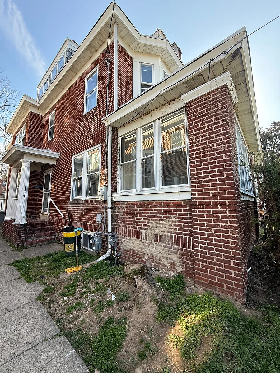 Building Photo - 1442 W State St