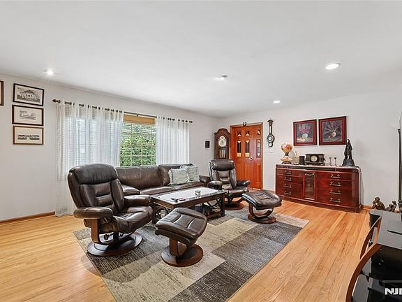 3rd image of 17 River Dr