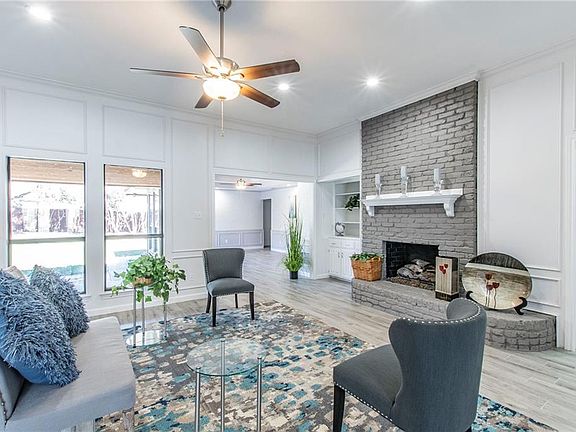 5th image of 2829 N Surrey Dr